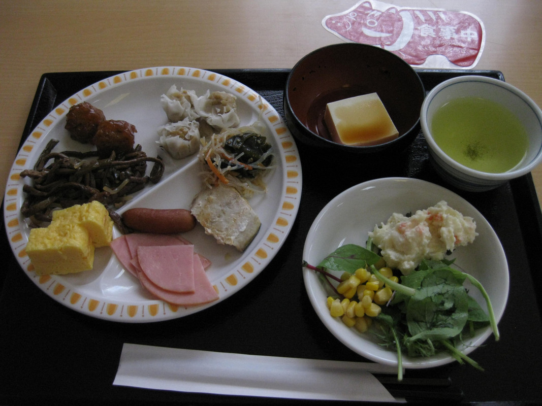 ブッフェ式朝食 料理をお皿に盛り付け