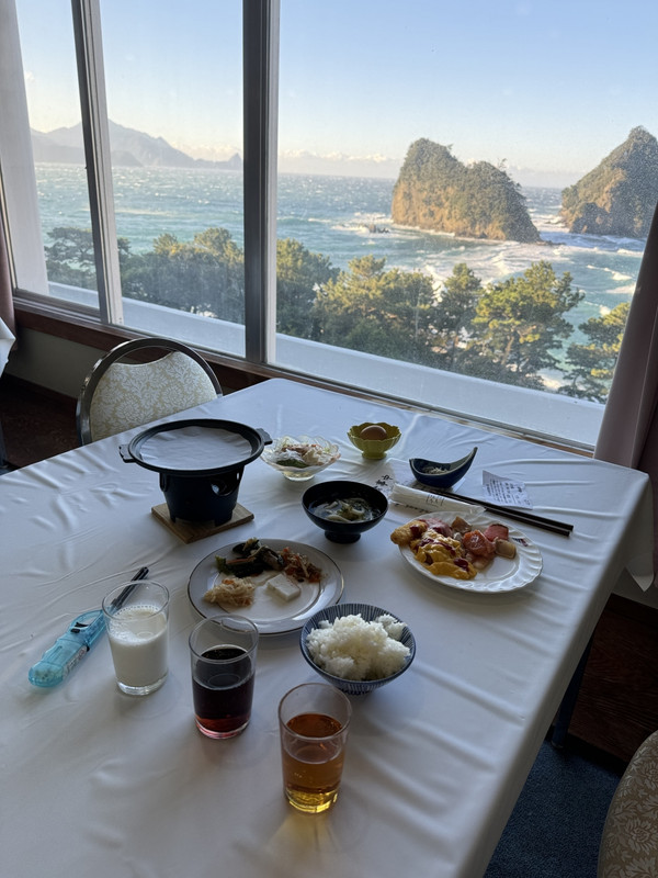 朝食バイキングの目玉は刺身の海鮮漬けと目玉焼きでしょうか。