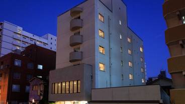 施設の正面 (日没後) / 1