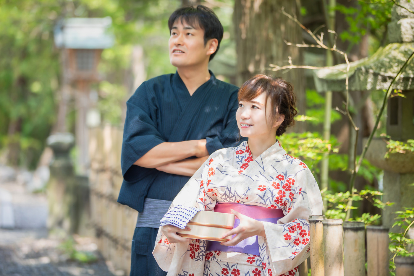 温泉にきた浴衣姿の男女