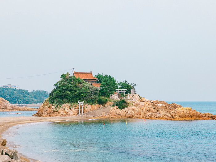 JR戸田小浜駅から徒歩約15分、海にぽっかりと浮かぶ神社。第27回「しまね景観賞」を受賞した絶景です