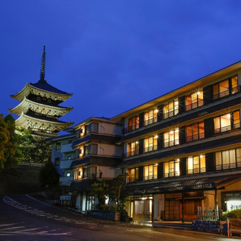 1. `` Sarusawaike Yoshidaya'' where you can spend a romantic time looking at the five-storied pagoda 3330645