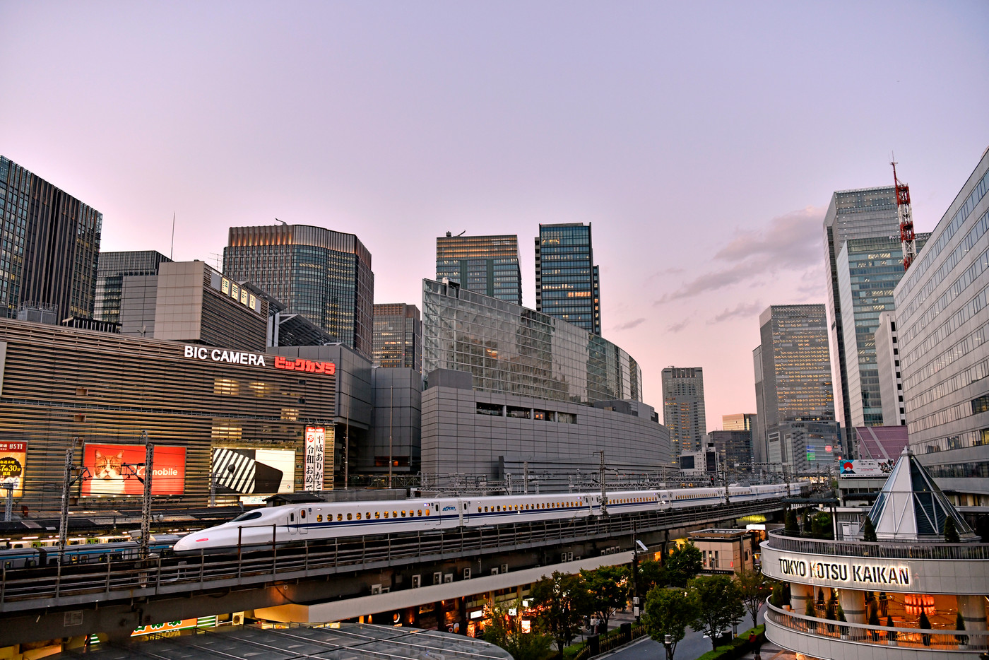 日本の東京都市景観　平成ありがと…、令和おめで…。有楽町駅を駆け抜ける新幹線（右奥は東京駅方向）