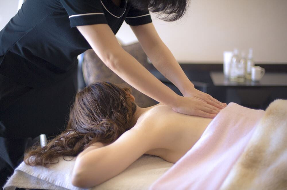 紅に染まりゆく夕景をただ眺め続けられる贅沢なひととき3846122