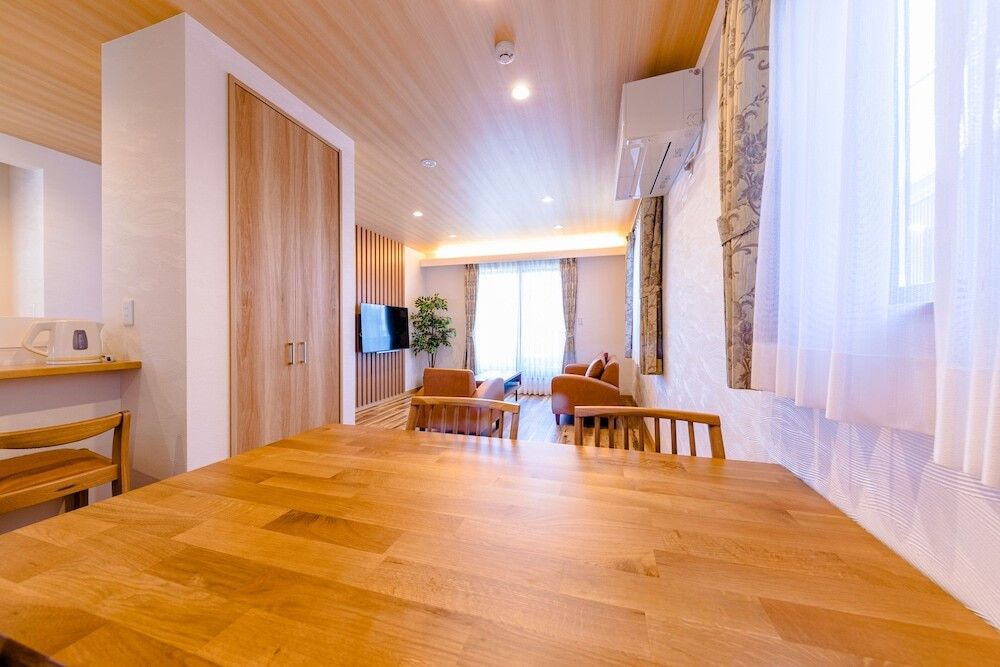 客室内のダイニングエリア