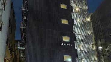 施設の正面 (日没後) / 2