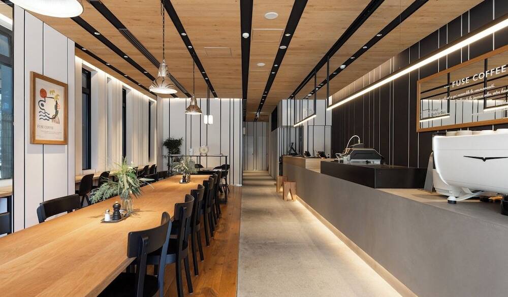 コーヒーショップの奥がフロント / 2