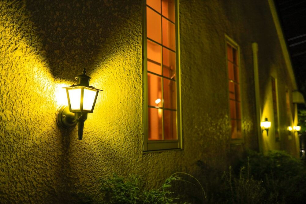 施設の正面 (日没後)