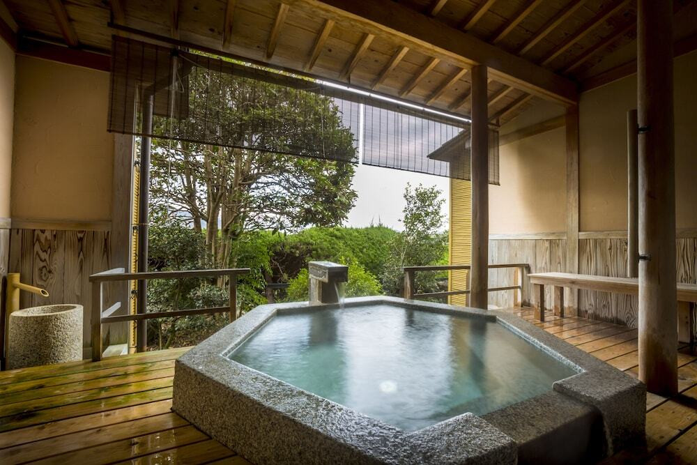 露天風呂付き洋室のお風呂(例1)