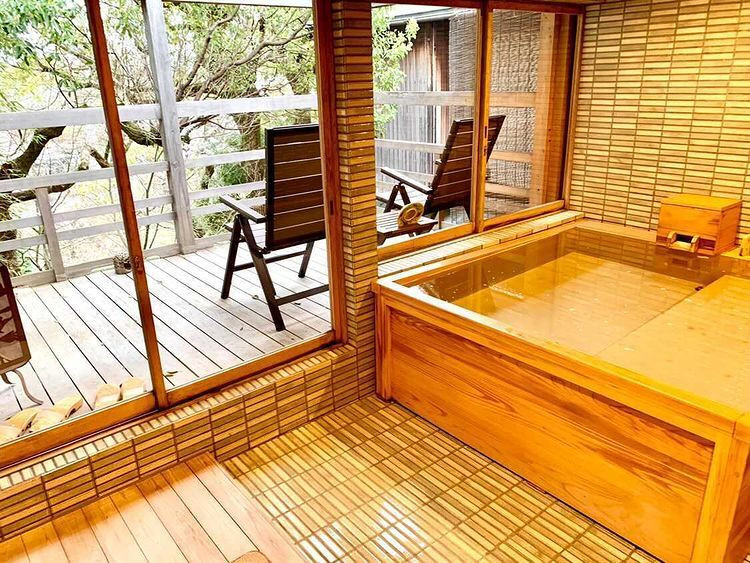 半露天風呂やテラスから望む庭は、「平安神宮」なども手掛けた作庭師・小川治兵衛によるもの。創業当初から丁寧に手入れされている / 1