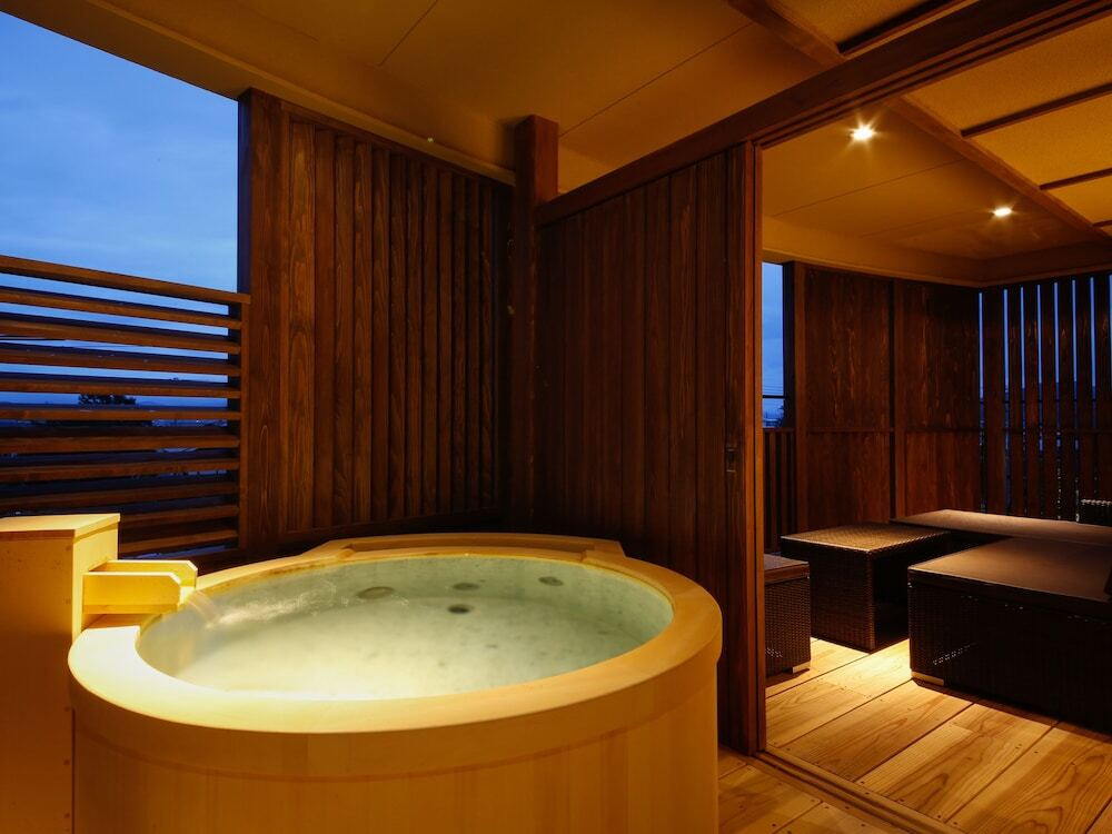 「慶野松原」越しの海と夕日の絶景が拝めるロビーラウンジでひと休み3561794