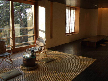 山庭を囲むように佇む16室の静かな温泉宿4253586