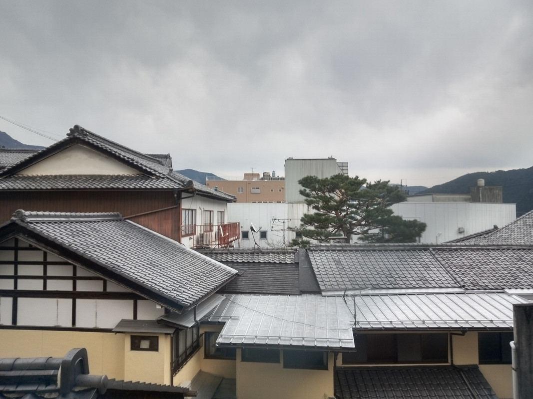 松風閣の部屋(眺め無し)からは、前の建物しか見えません。