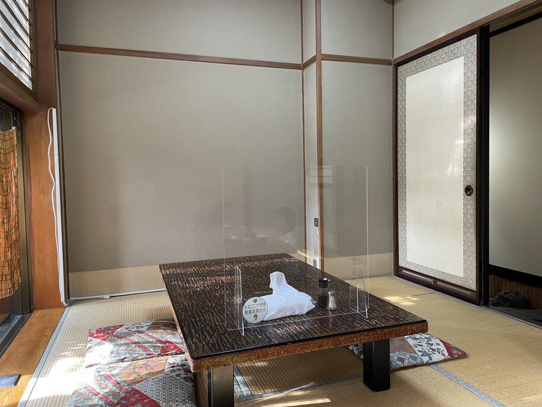 朝食バイキングで小上がりは新鮮！