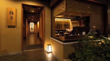 施設の正面 (日没後) / 2