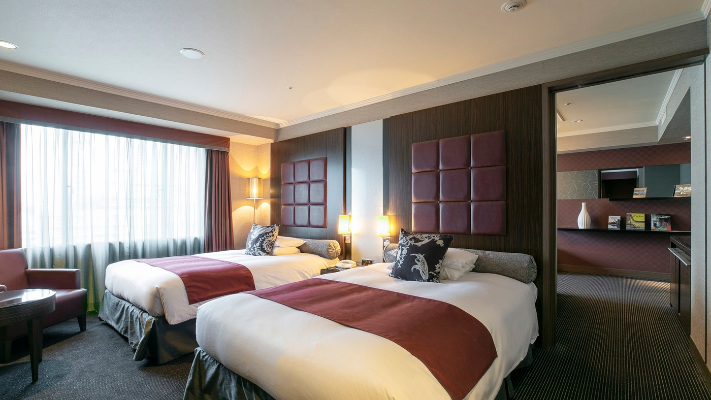 屋内型プールで優雅にスイミング3658928