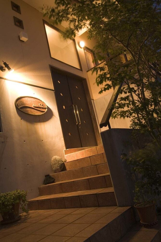 施設の正面 (日没後)