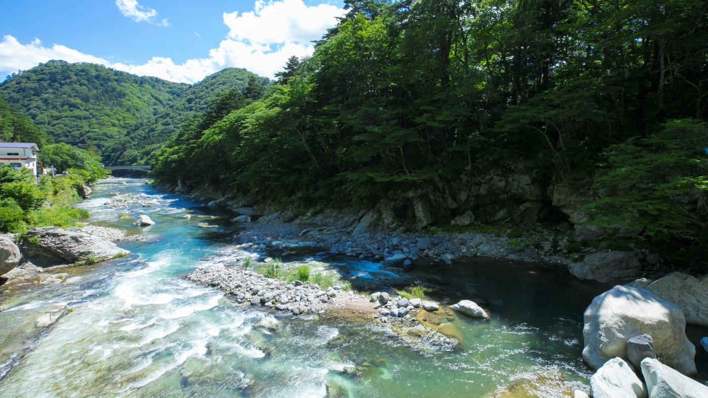 新緑の季節を迎える塩原温泉、箒川と天狗岩