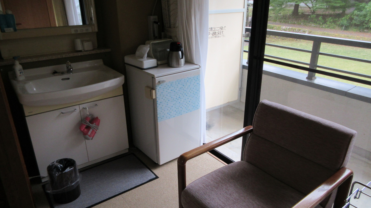 広縁に洗面台や冷蔵庫が