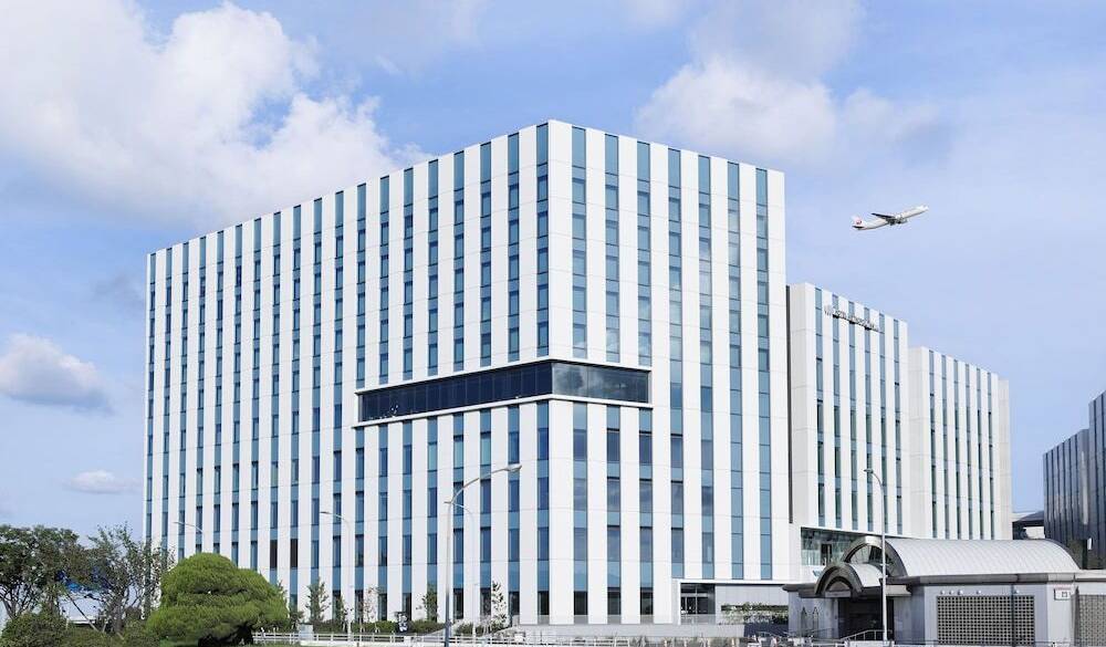 天空橋駅とホテル外観 / 1