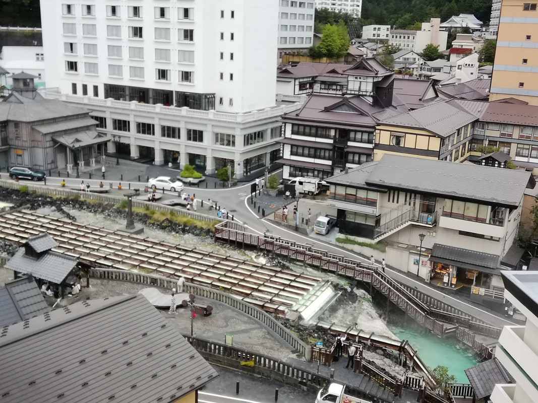 部屋から湯畑を見下ろせる