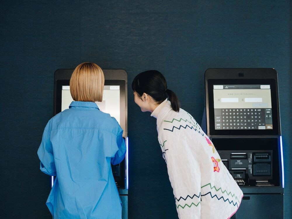 チェックイン / チェックアウト キオスク