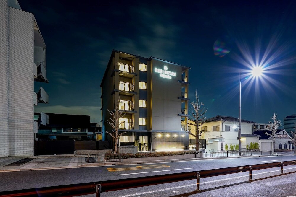 施設の正面 (日没後)