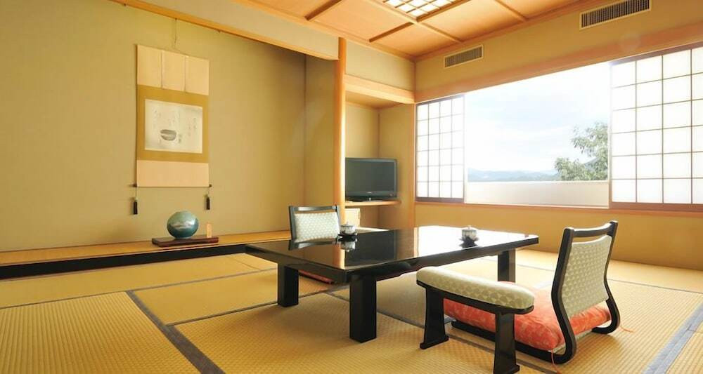 客室内のダイニングエリア