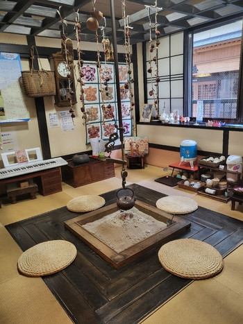 「大友屋旅館」 内観 173345169 囲炉裏。お茶や珈琲など自由に戴けます。