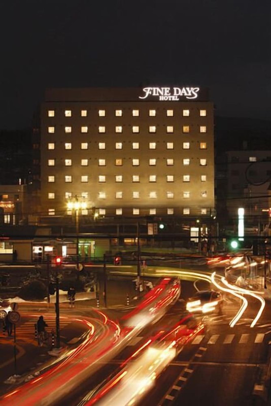 施設の正面 (日没後)