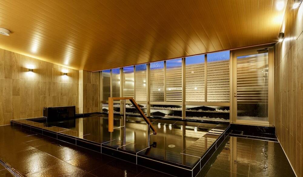 大きな浴槽で
疲れを癒そう！ / 1