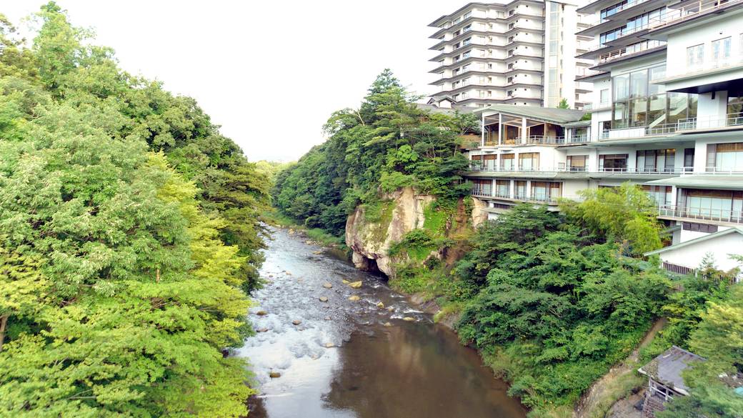 名取川沿いに宿が立ち並ぶ温泉街 / 1