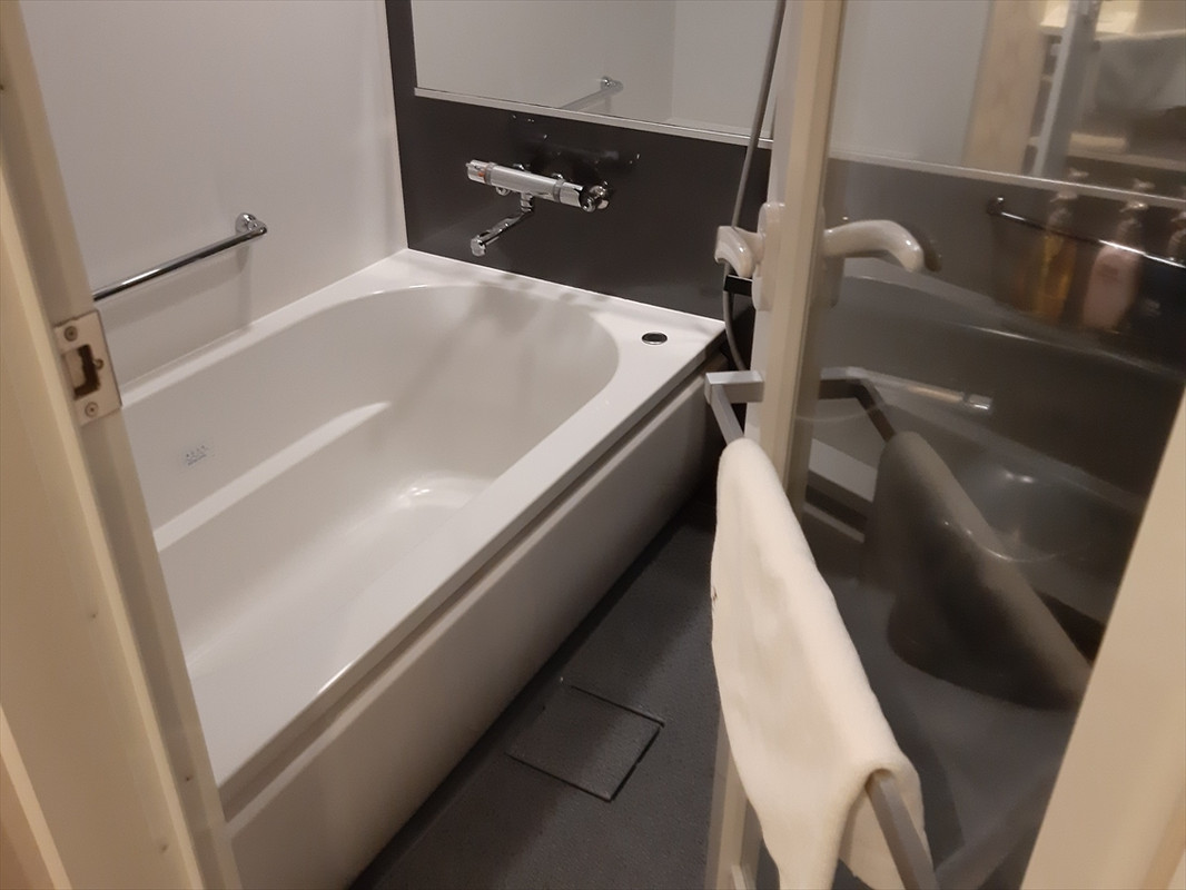 浴室は広めで、浴槽の外で体が洗える造り。