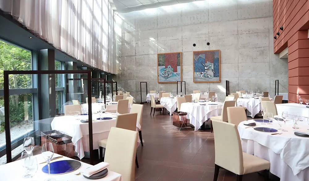 滞在中はレストランやピーマン通りなど好みで食事を選びましょ。こちらはメインダイニング「オット セッテ」。美術館のように洗練された空間です。