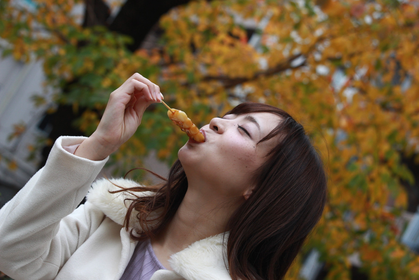 美人大阪人女性の食べ歩きモデル写真: みたらし団子編