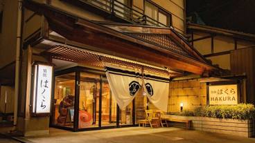 施設の正面 (日没後) / 2