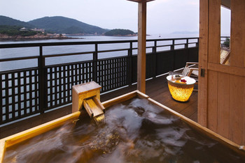 A room with an open-air bath gives you more time alone together♪3334999