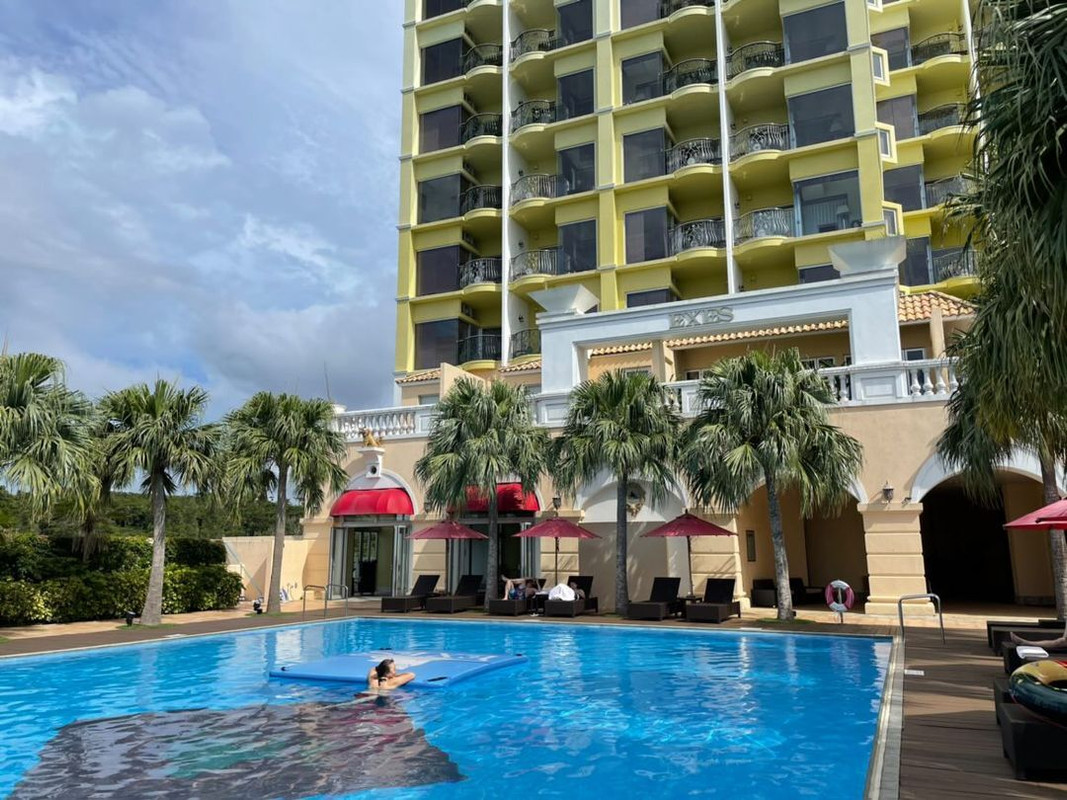 屋外にある「ガーデンプール」。宿泊者のみの利用なので空いているときは独占状態に / 1