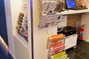 ロビーにはガイドブックや朝刊も