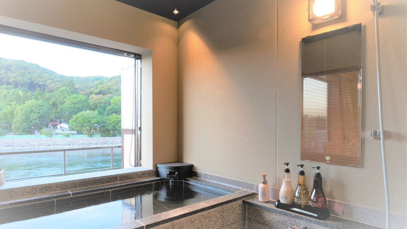 半露天風呂付きラグジュアリーツイン 胡蝶のバスルーム