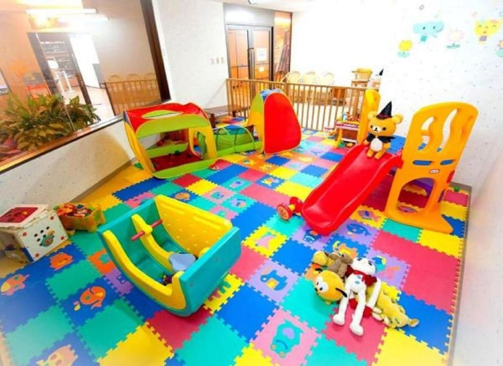 温水のインドアプールで年中遊べる！子連れのサポート体制も充実♪4772167