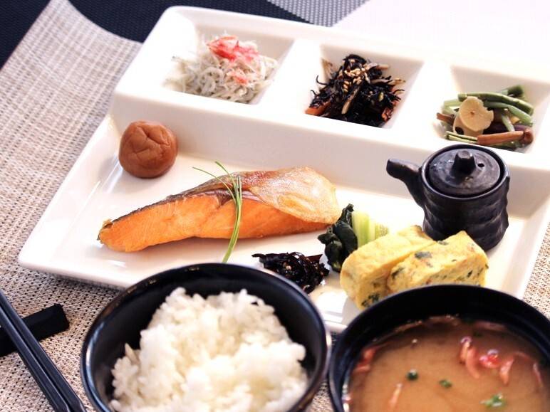 ルームサービスで
朝食を楽しんで / 3