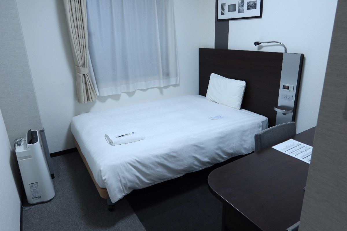 どどーんとベッドが置いてるシングルルーム。