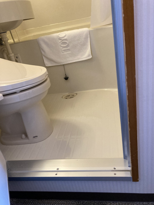 安定の狭さです