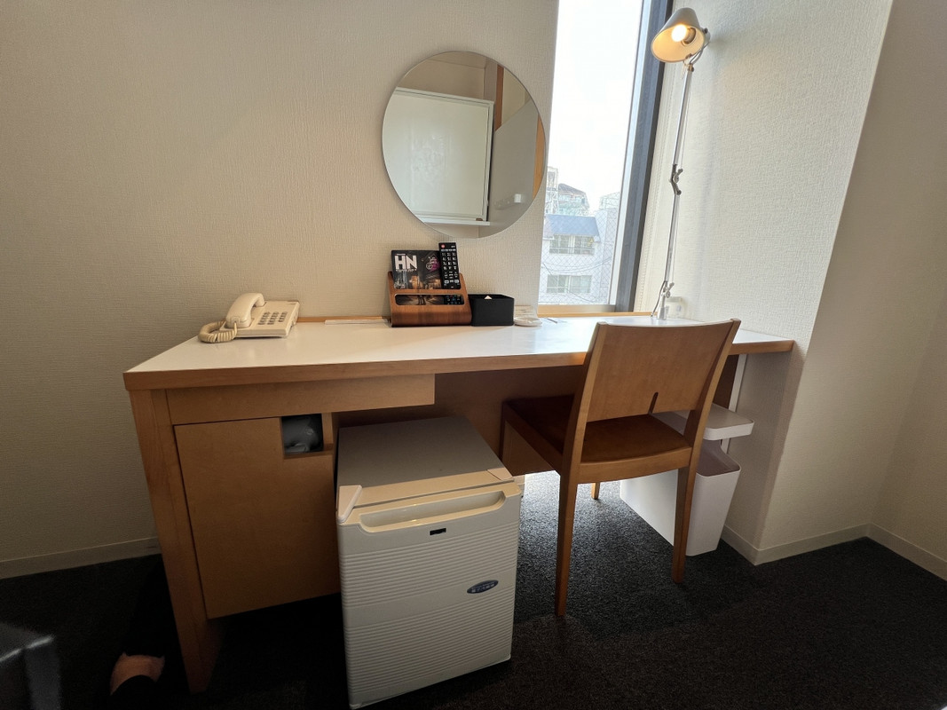 冷蔵庫が出っ張って座りにくい。