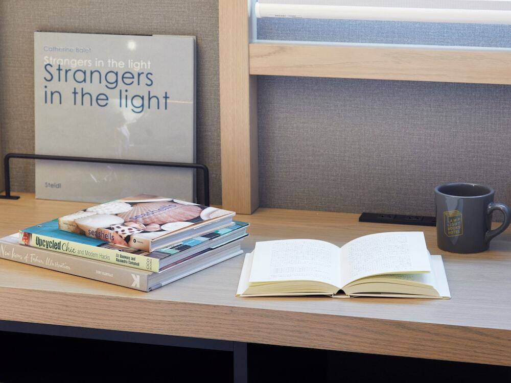 客室で読書するイメージ