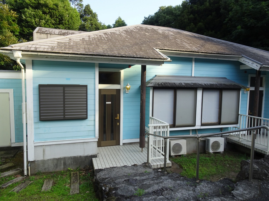 フロントのあるハウスから離れた場所に各コテージ点在