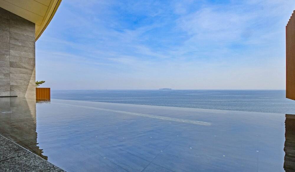 大浴場や絶景スパで
朝風呂を満喫 / 1