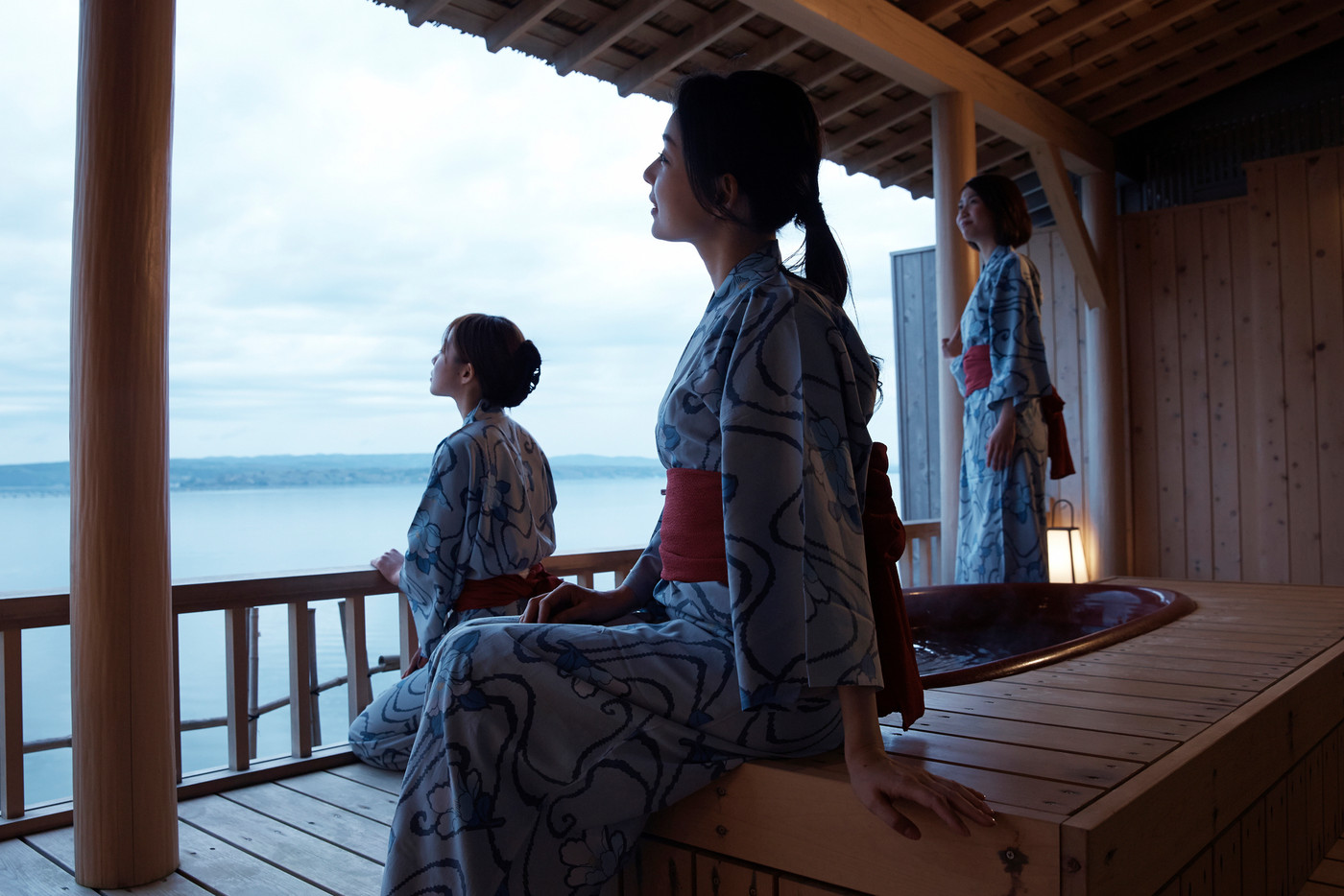 露天風呂 浴衣の女性達