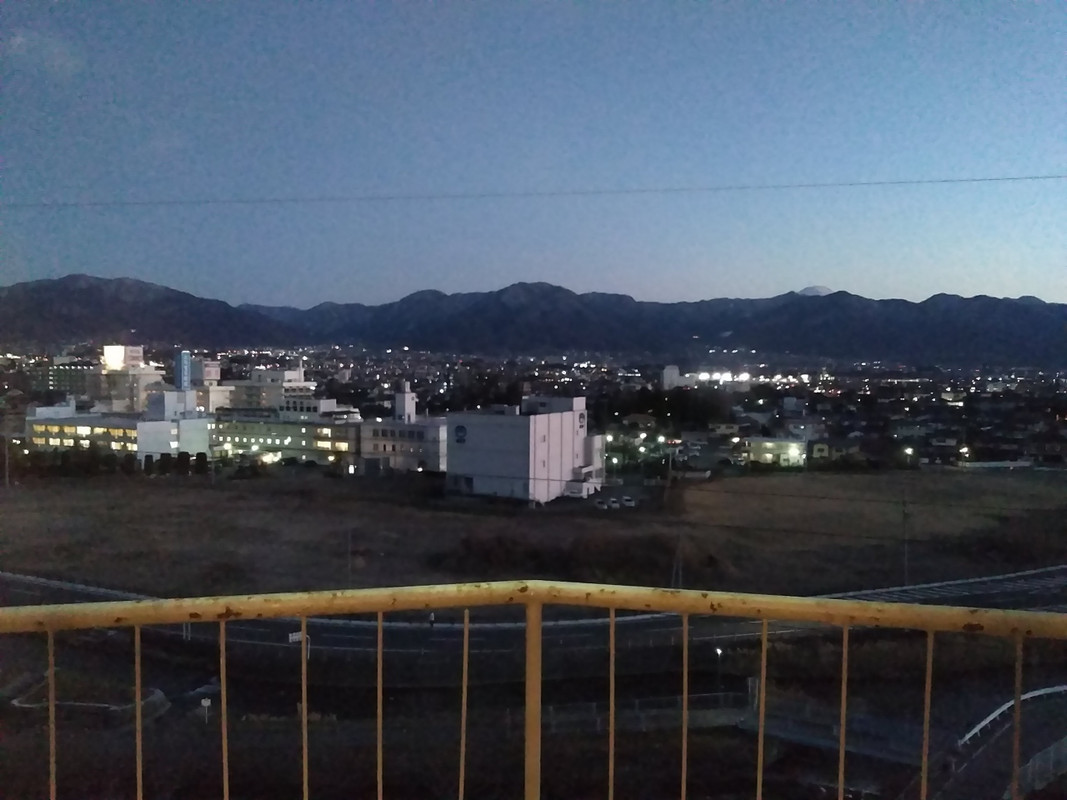 エレベーターホールからは富士山の頭が見えます。